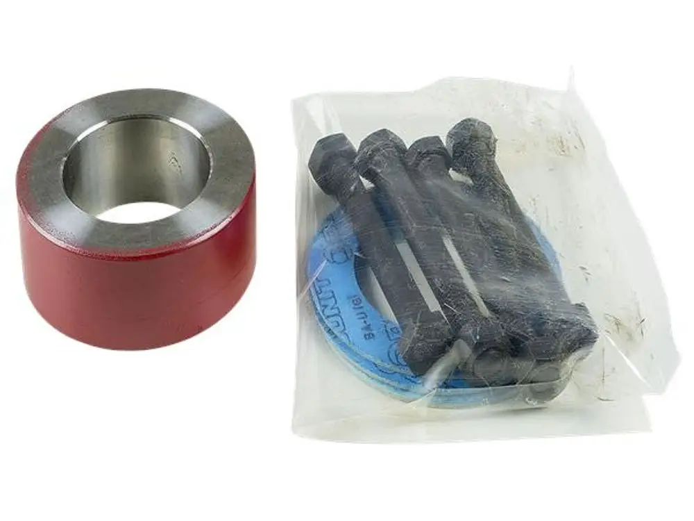 Roter Adapter mit metallischer Innenfläche und fünf schwarzen Bolzen in einer transparenten Verpackung, Hersteller Grundfos.